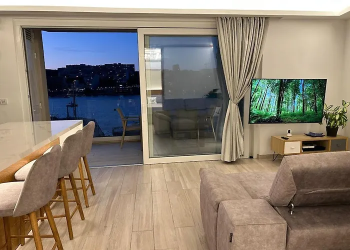 Διαμέρισμα St Pauls Bay Luxury Quiet Seafront